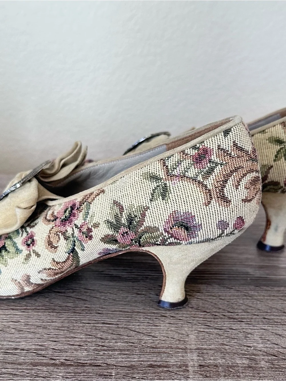 Peter Fox Vintage Woven Floral Tapestry Suede Bow Buckle Heels Pumps Italy 7.5B
